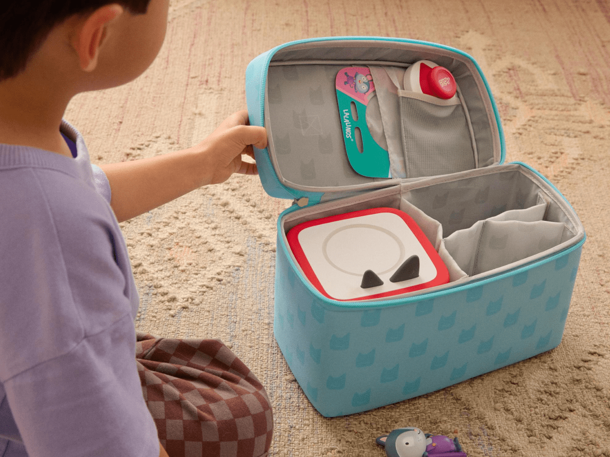child playing with a toniebox, tonieplay and
Toniebox All-in-One Carrying Case - Sky Blue